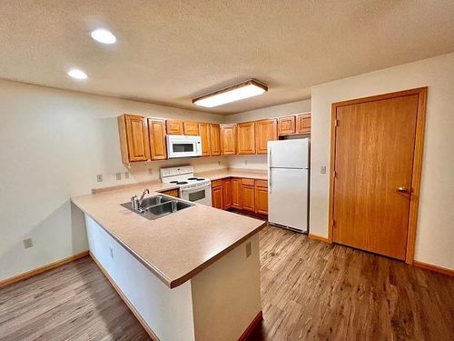 208-901 Dominion Dr, Hudson, WI, 54016-9331 | Card Image