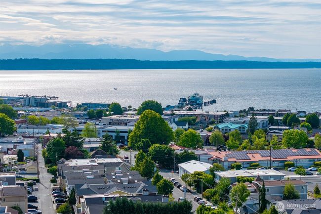 It's an Edmonds kind of day with the ferry docking, sun shining, and mountains out! | Image 30