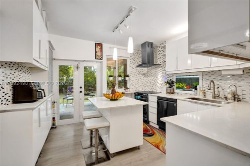 860 Ne 127th St, North Miami, FL, 33161-4910 | Card Image