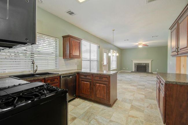 2917 Veva Dr, House other with 4 bedrooms, 3 bathrooms and 2 parking in Pearland TX | Image 13