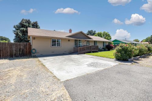 3704 W Jay St, Pasco, WA, 99301-2516 | Card Image