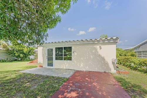 17570 Ne 19th Ave, North Miami Beach, FL, 33162-2216 | Card Image