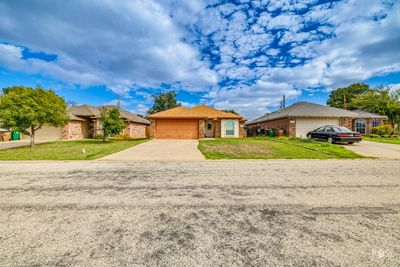 38 Amberwood Dr, Home with 3 bedrooms, 2 bathrooms and 2 parking in San Angelo TX | Image 3