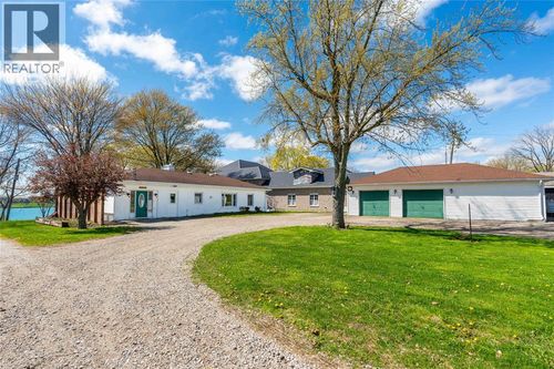 885 St Clair Pky, Mooretown, ON, N0N1M0 | Card Image