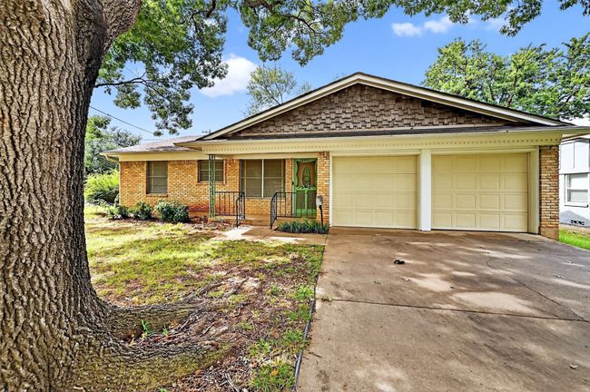 1402 Hillcrest Dr, House other with 3 bedrooms, 2 bathrooms and null parking in Sherman TX | Image 4