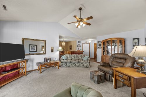 c-4545 Westchester Dr Ne, Cedar Rapids, IA, 52402-7050 | Card Image