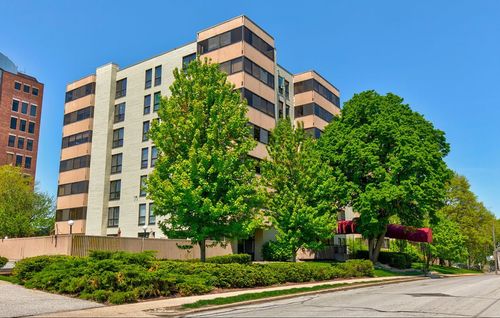 5h-3100 Grand Ave, Des Moines, IA, 50312-4119 | Card Image