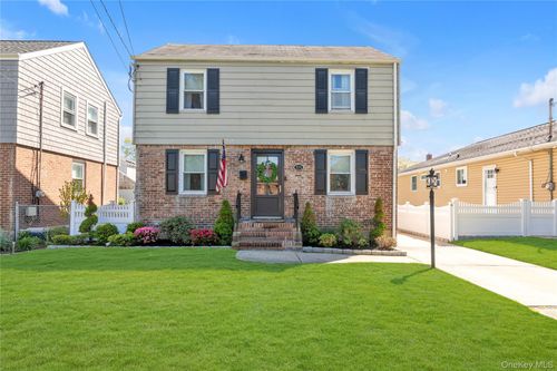 324 Beebe Rd, Mineola, NY, 11501-1108 | Card Image