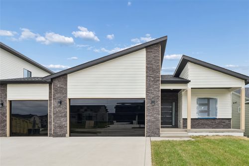 4661 177th St, Waukee, IA, 50263-6411 | Card Image