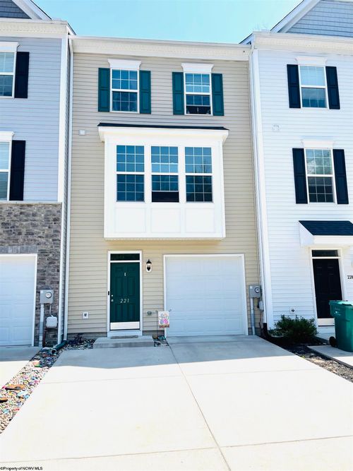221 Queensbury Ct, Fairmont, WV, 26554-2254 | Card Image