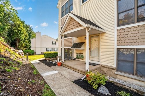 56-56 Portsmouth Ct, Hamburg, NJ, 07419-1344 | Card Image