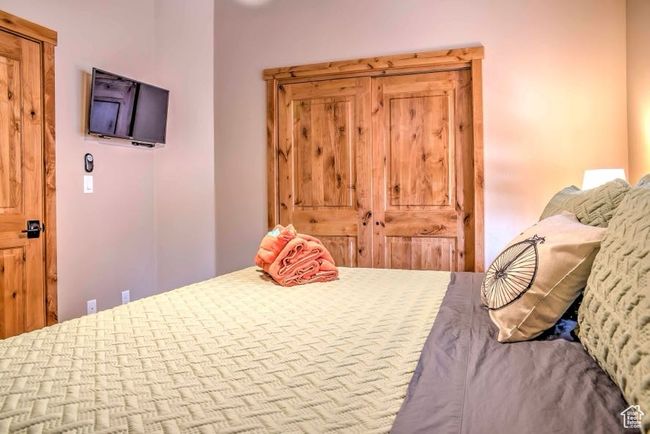 View of bedroom | Image 15