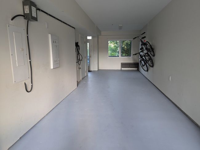 Garage with radiator and electric panel | Image 27