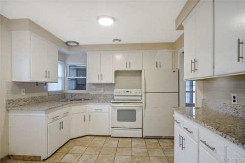 22170 Harding St, Oak Park, MI, 48237-2561 | Card Image