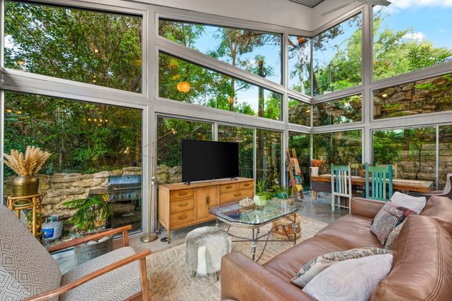 Living area like being in a glass aquarium. | Image 14
