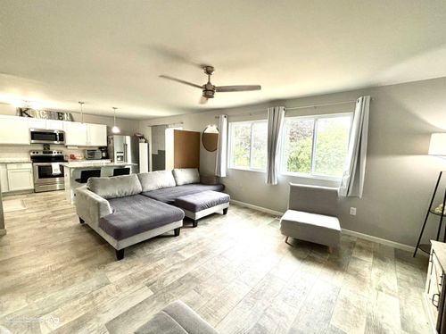 927 Village Dr, Davison, MI, 48423-1051 | Card Image