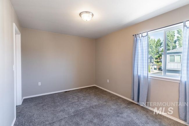 Unfurnished room with carpet flooring and baseboards | Image 14