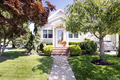714 Wyckoff Avenue, Hempstead, NY, 11710 | Card Image