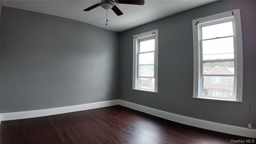 2732 Fish Ave, Bronx, NY, 10469-5519 | Card Image
