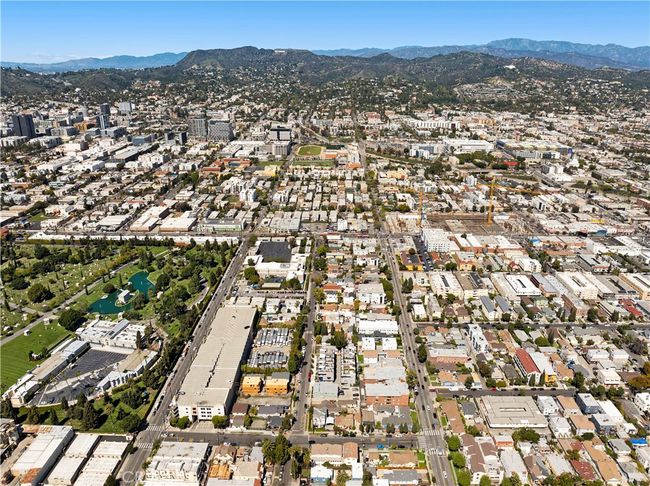 922 N Ridgewood Pl, House other with 3 bedrooms, 4 bathrooms and 2 parking in LOS ANGELES CA | Image 30