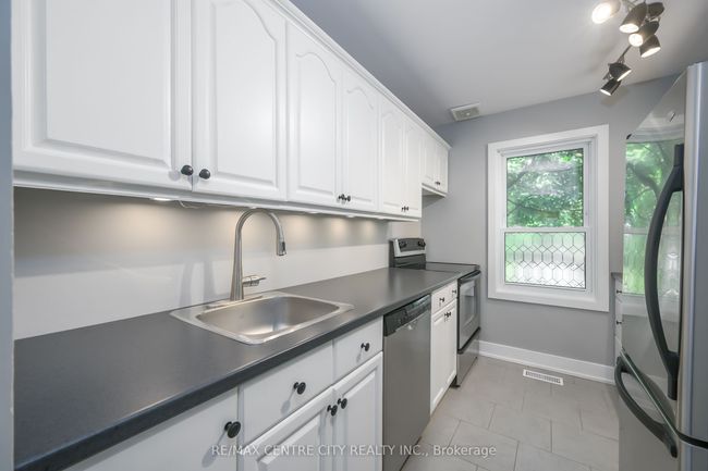 48 - 92 Homestead Cres, Condo with 2 bedrooms, 2 bathrooms and 2 parking in London ON | Image 5