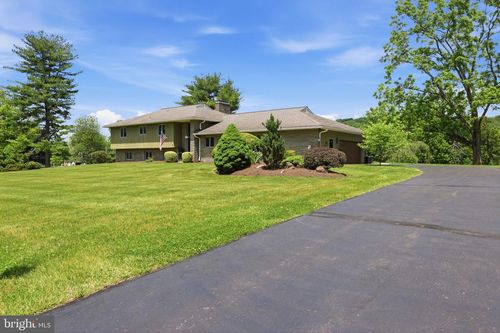 33 Woodhill Rd, NEWTOWN, PA, 18940-3013 | Card Image