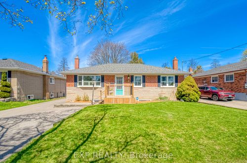752 Eastbourne Ave, Oshawa, ON, L1G1P3 | Card Image