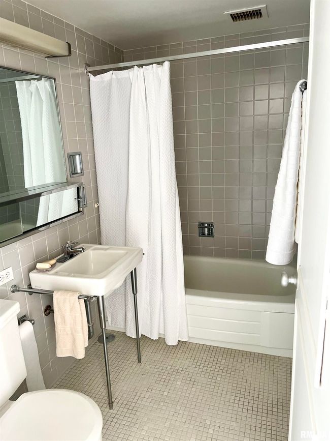 5B - 1337 21 St Ave, Condo with 2 bedrooms, 2 bathrooms and null parking in Rock Island IL | Image 21