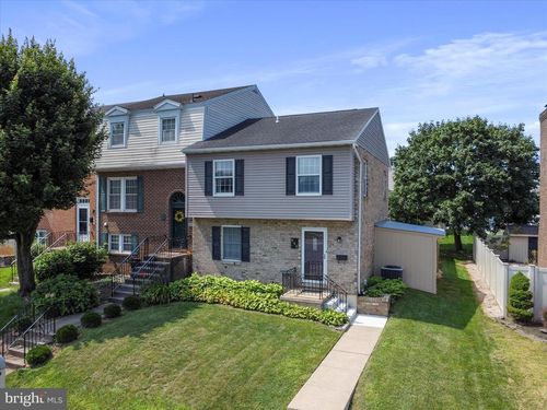 840 Woodlawn Dr, Chambersburg, PA, 17201-4818 | Card Image
