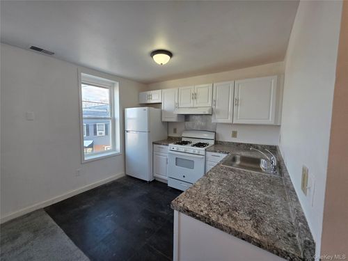 8 Main St, Chester, NY, 10918-1282 | Card Image