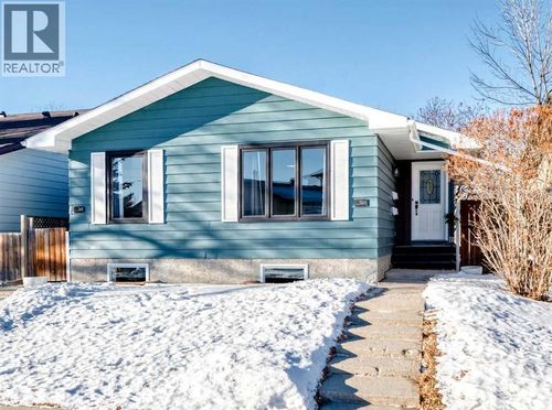 16 Bermondsey Cres Nw, Calgary, AB, T3K1W2 | Card Image