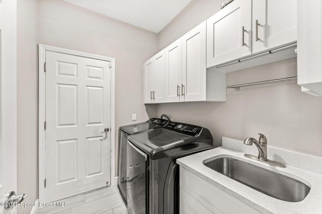 Laundry Room w/ sink | Image 22