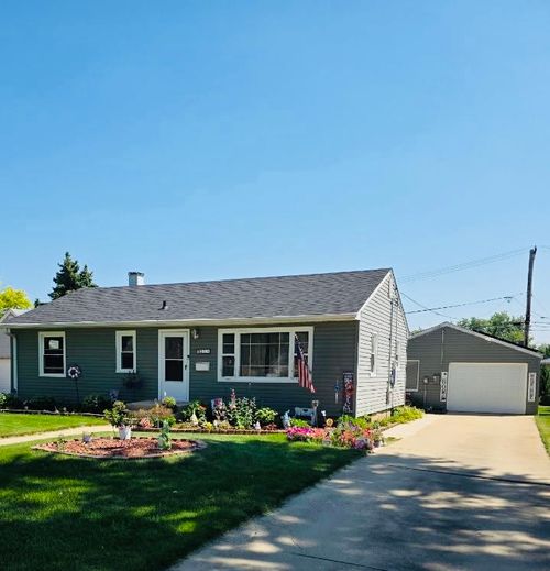 21 S Adams St, North Aurora, IL, 60542-1625 | Card Image