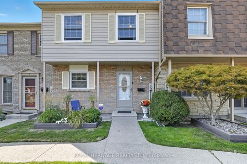 6-580 Eyer Dr, Pickering, ON, L1W3B7 | Card Image