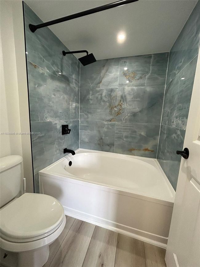 APT-1205 - 2921 Ne 185 Th St, Townhouse with 2 bedrooms, 2 bathrooms and null parking in Aventura FL | Image 9