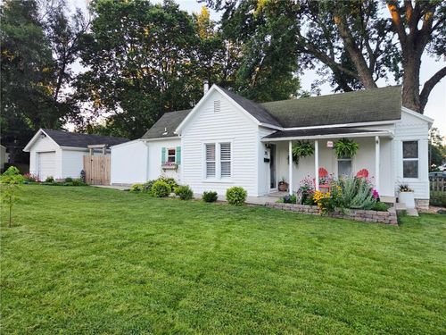 315 Ne Douglas St, Lees Summit, MO, 64063-1932 | Card Image