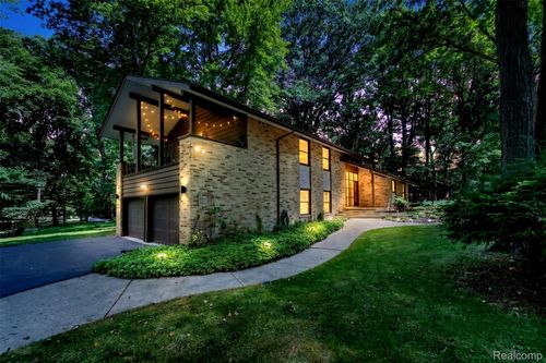 7388 Lindenmere Dr, Bloomfield Hills, MI, 48301-3531 | Card Image