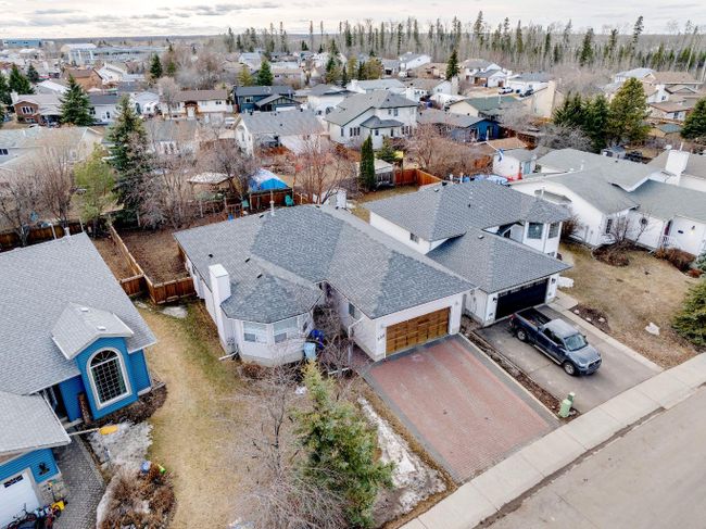 252 Torrie Crescent, Home with 5 bedrooms, 3 bathrooms and 4 parking in Fort Mcmurray AB | Image 2