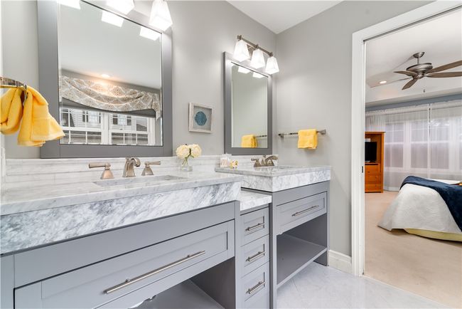 dual sinks/vanities | Image 17
