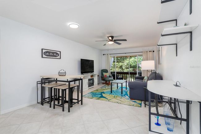 Spacious living room/dining room | Image 6