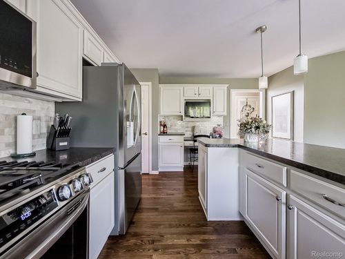 48581 Greenwich Cir, Canton, MI, 48188-8506 | Card Image