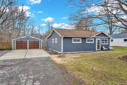 7079 Felix Dr, Clarkston, MI, 48346-2615 | Card Image