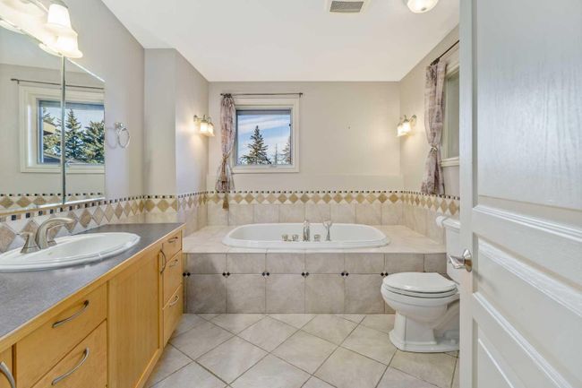 435 Wildwood Drive Sw, Home with 4 bedrooms, 3 bathrooms and 4 parking in Calgary AB | Image 19