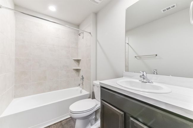 Shower and tub combo. | Image 31