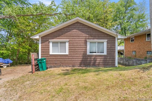 11970 Greenway Cir, South Lyon, MI, 48178-9351 | Card Image