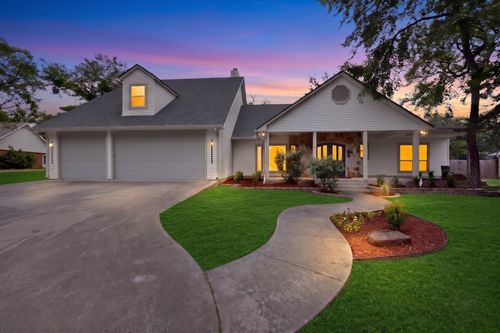 715 Kiowa Dr E, Gainesville, TX, 76240-9258 | Card Image