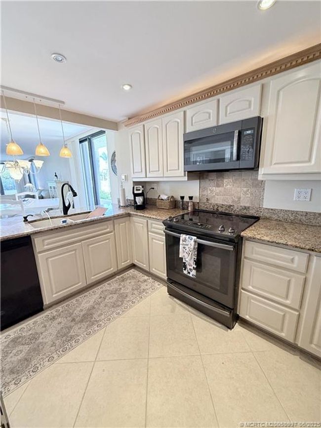 7 - 10600 S Ocean Dr, Condo with 2 bedrooms, 2 bathrooms and null parking in Jensen Beach FL | Image 6