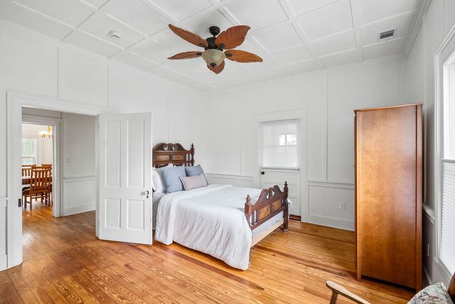 Armoire conveys. | Image 34