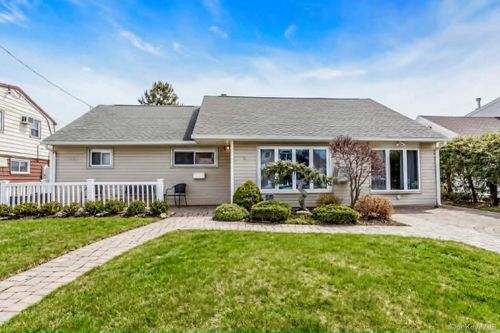 9 Blanche St, Plainview, NY, 11803-4606 | Card Image