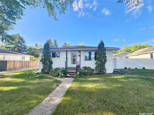 823 Duffield St W, Moose Jaw, SK, S6H5J6 | Card Image